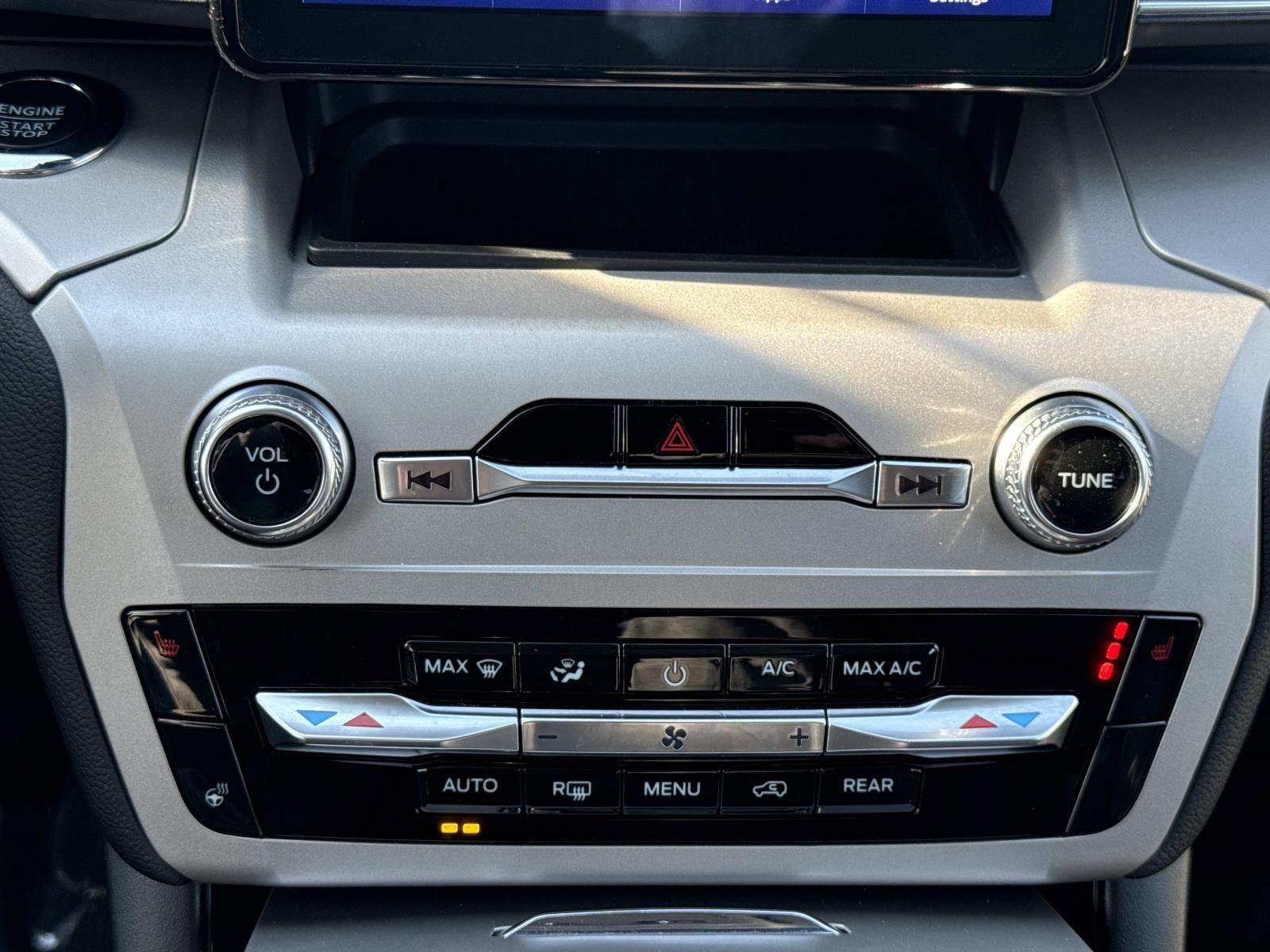 Used 2023 Ford Explorer XLT w/ Equipment Group 202A image 5