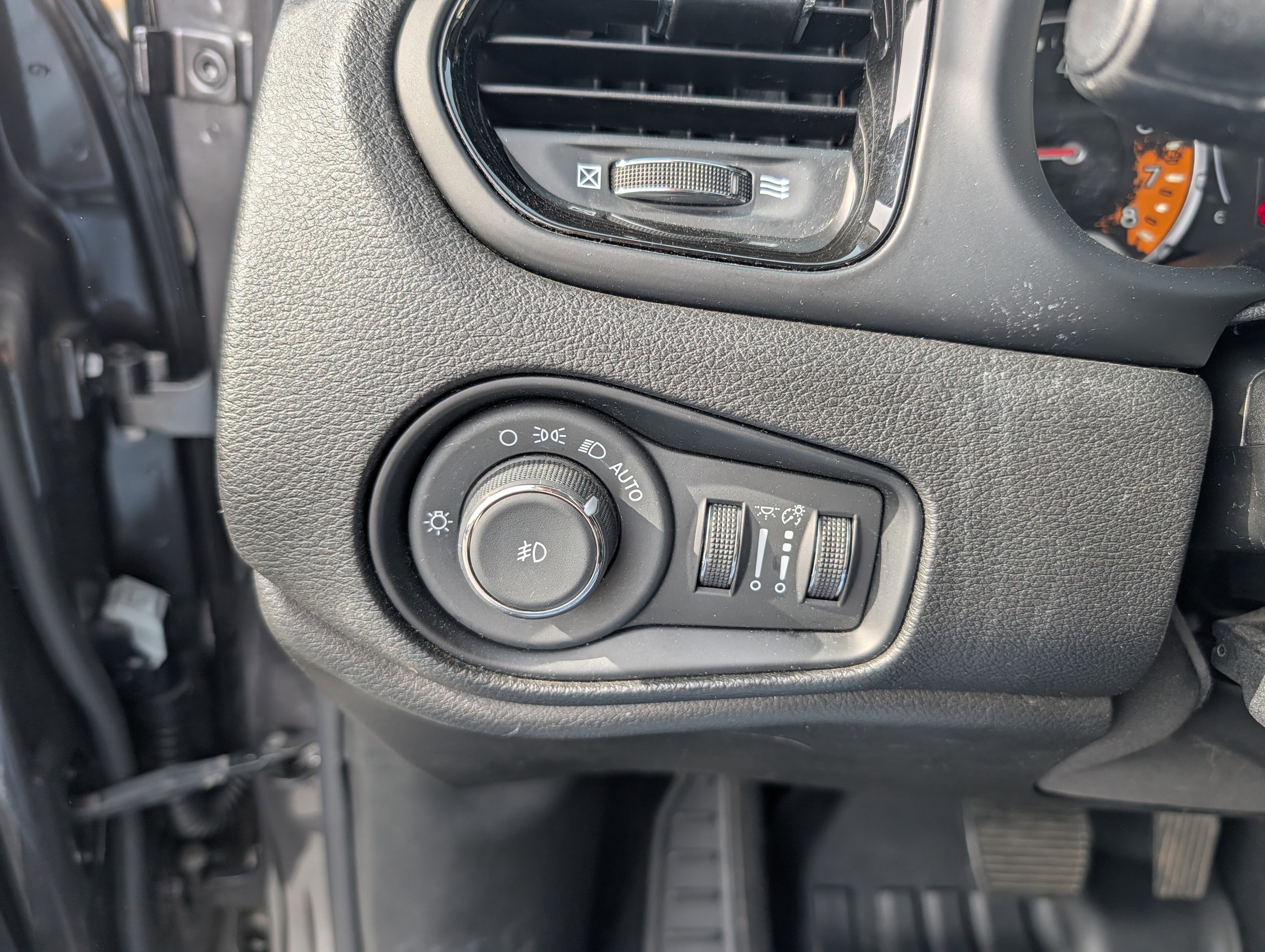 Used 2017 Jeep Renegade Altitude AWD/4WD image 13