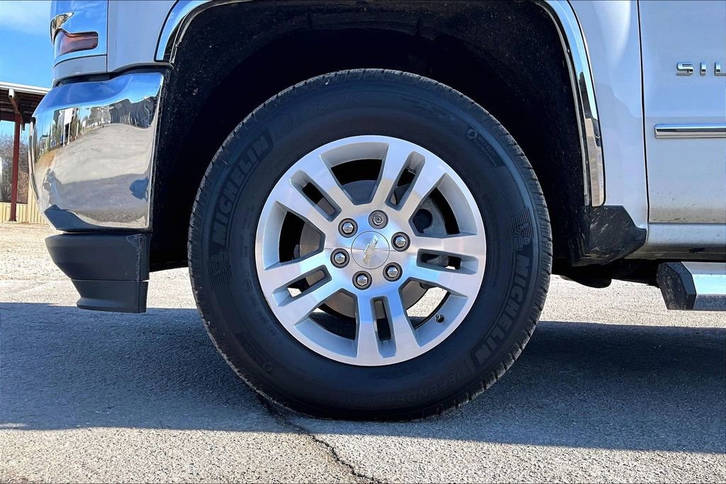 Used 2018 Chevrolet Silverado 1500 LT w/ LT Convenience Package image 4