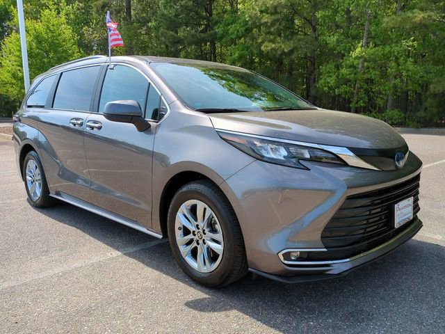 Used 2024 Toyota Sienna XLE w/ XLE Plus Package AWD/4WD image 2