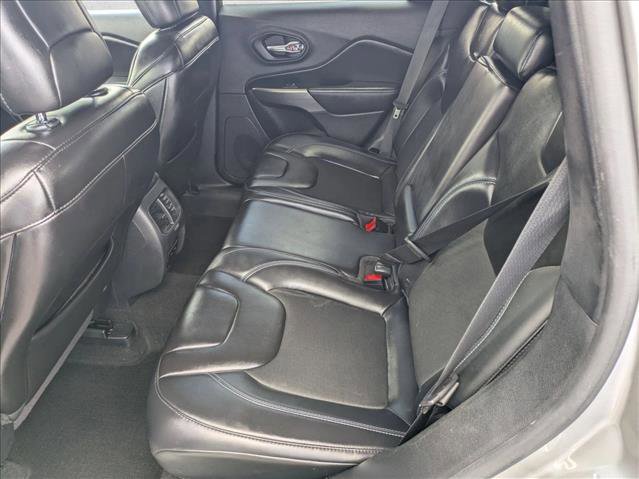 Used 2019 Jeep Cherokee Latitude Plus w/ Cold Weather Group AWD/4WD image 18