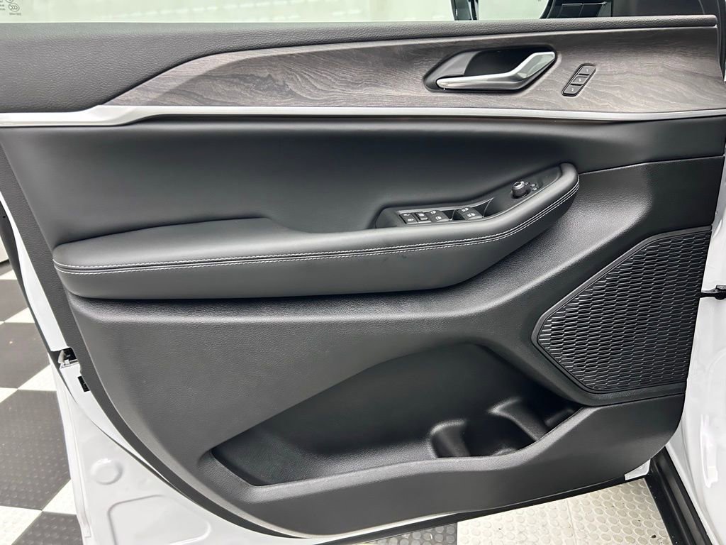 New 2025 Jeep Grand Cherokee L Limited image 10