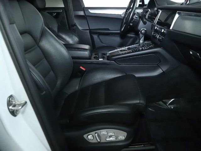 Used 2021 Porsche Macan Turbo image 31