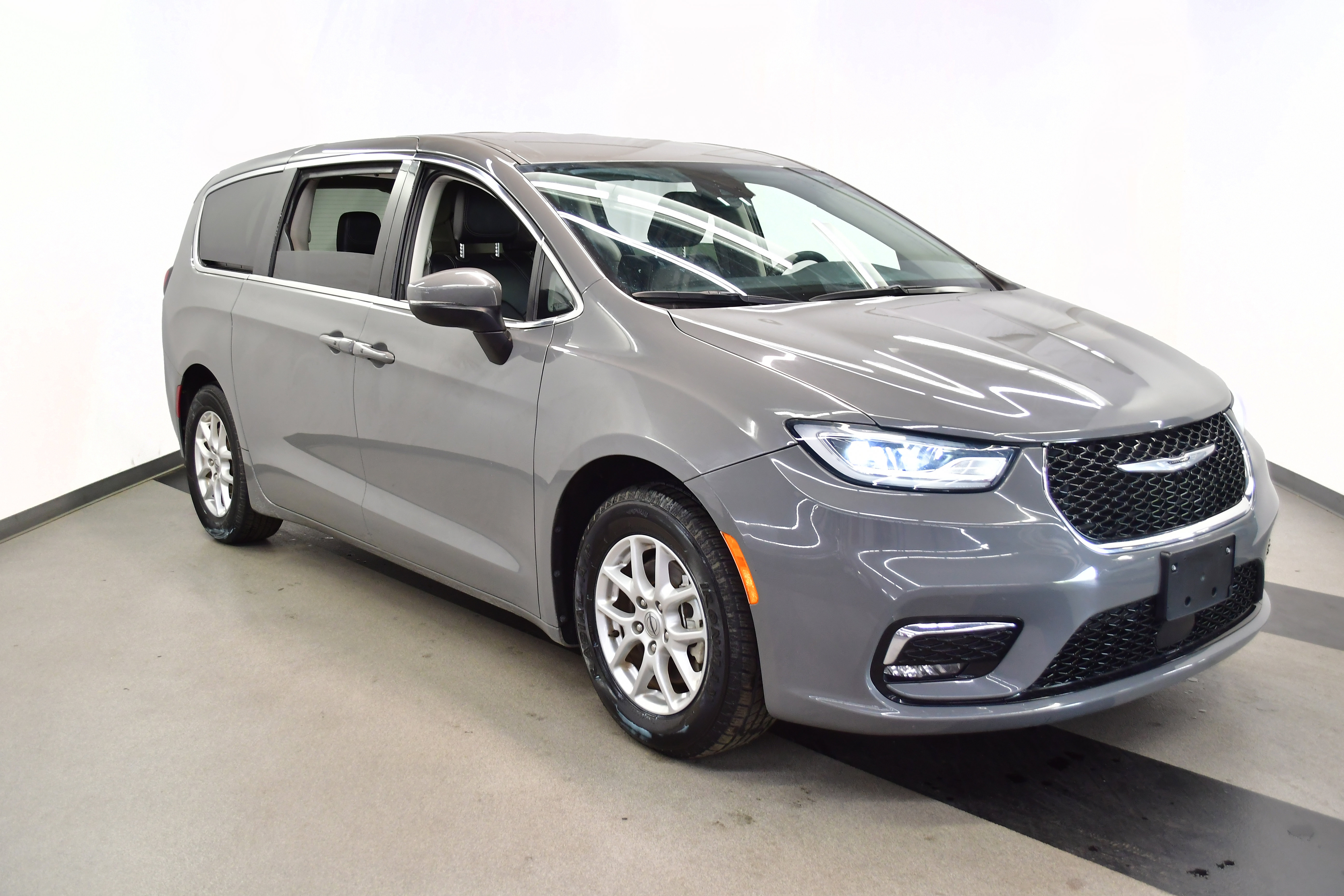 Used 2023 Chrysler Pacifica Touring-L FWD image 2