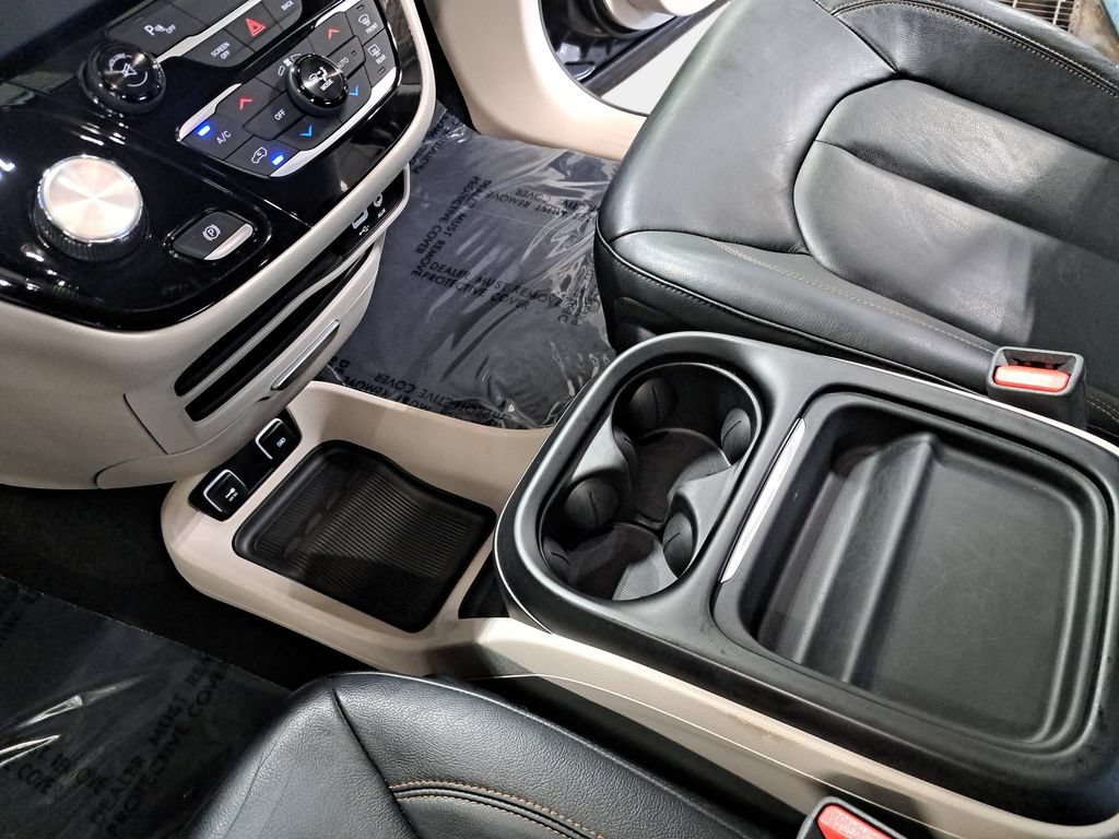 Used 2017 Chrysler Pacifica Touring-L FWD image 26