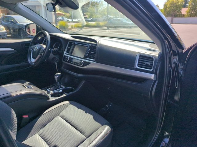 Used 2019 Toyota Highlander Plus AWD/4WD image 29