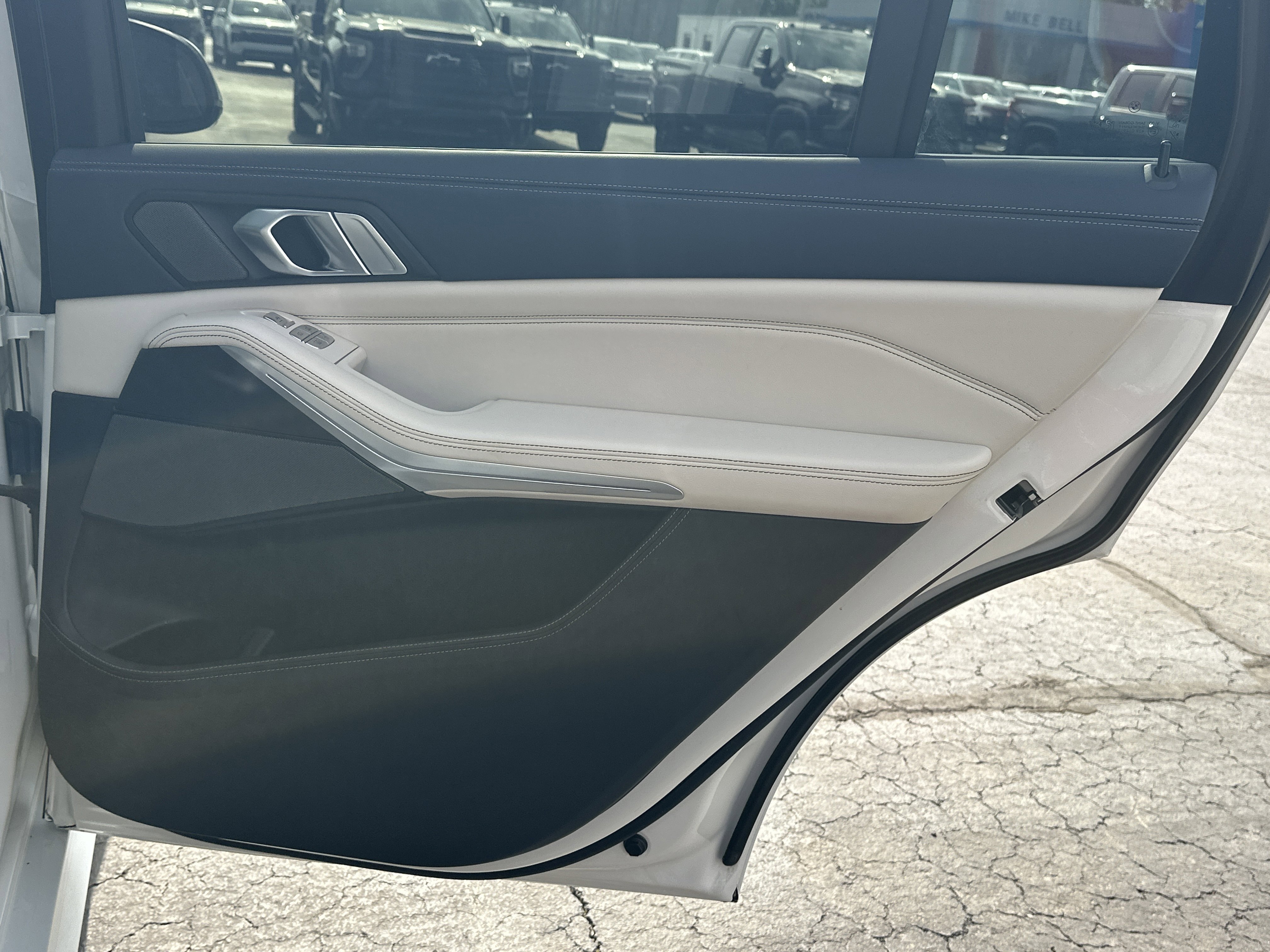 Used 2022 BMW X7 M50i w/ Dynamic Handling Package image 17