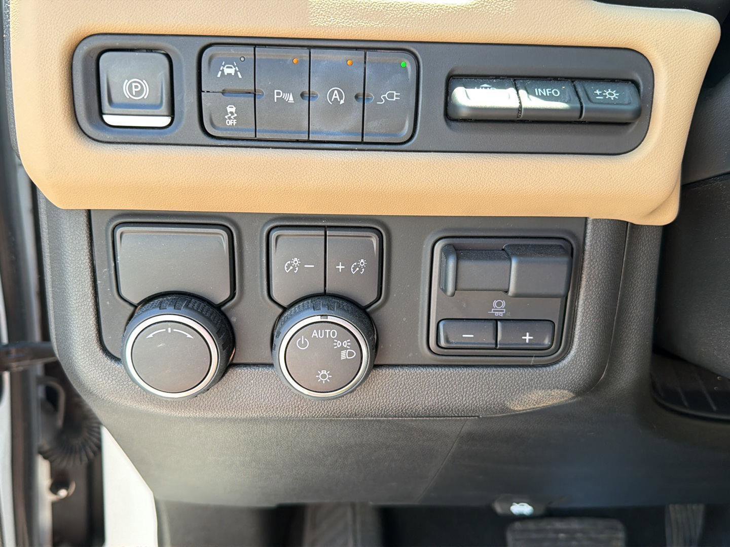 Used 2021 Chevrolet Tahoe Premier w/ Premium Package RWD image 21
