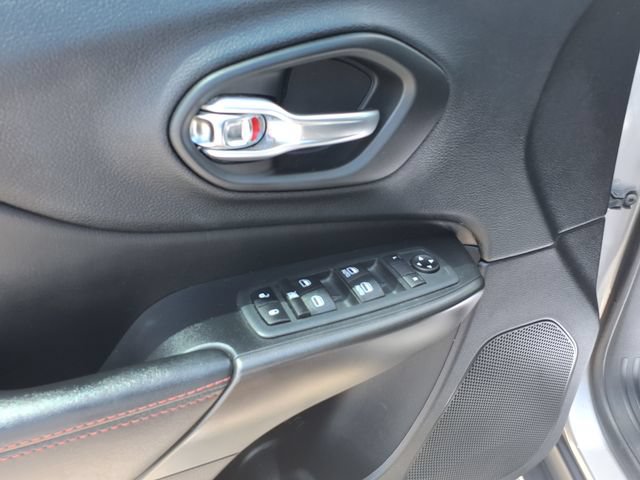 Used 2020 Jeep Cherokee Trailhawk AWD/4WD image 29