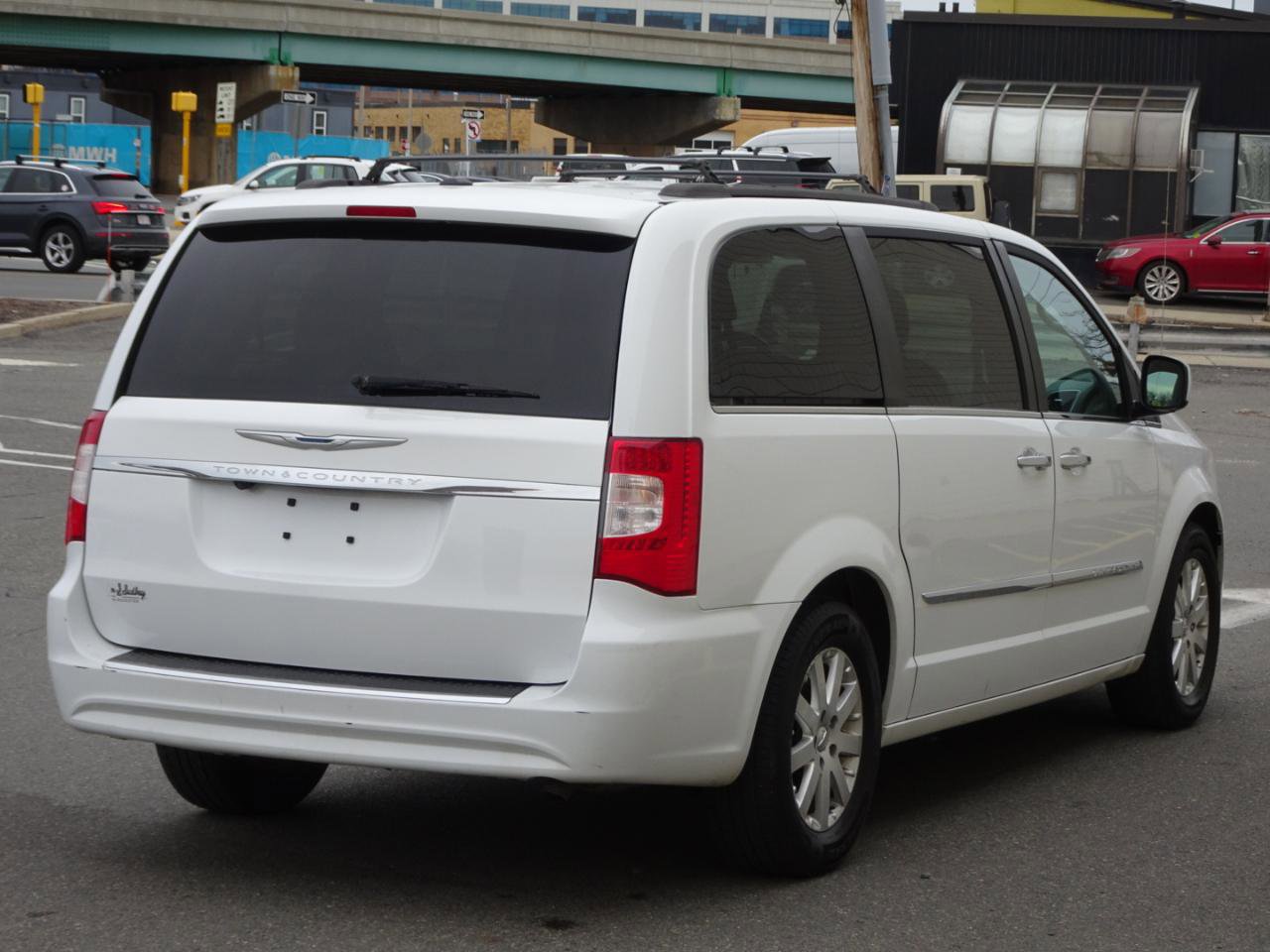 Used 2016 Chrysler Town & Country Touring w/ Driver Convenience Group image 7