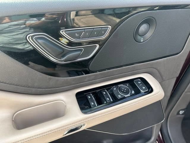 Used 2020 Lincoln Aviator Reserve w/ Equipment Group 201A RWD image 32