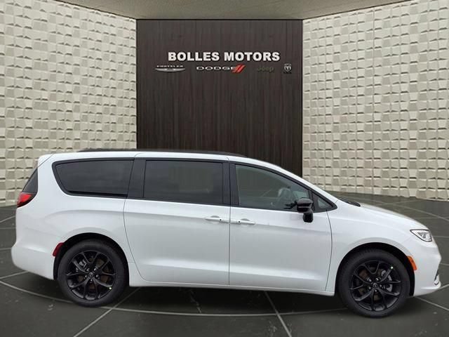 New 2026 Chrysler Pacifica Select w/ S Appearance Package