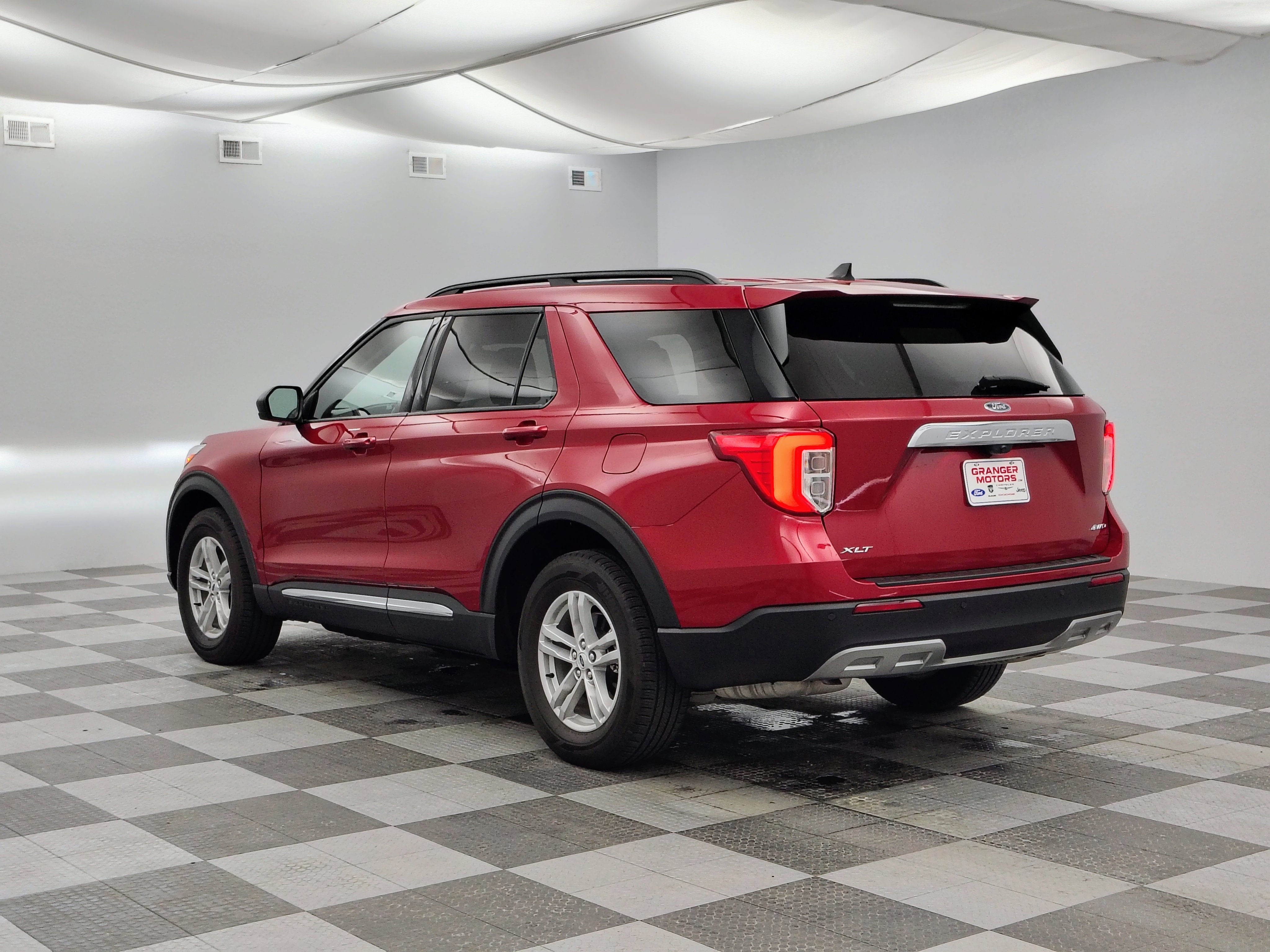 Used 2023 Ford Explorer XLT w/ Equipment Group 202A AWD/4WD image 6