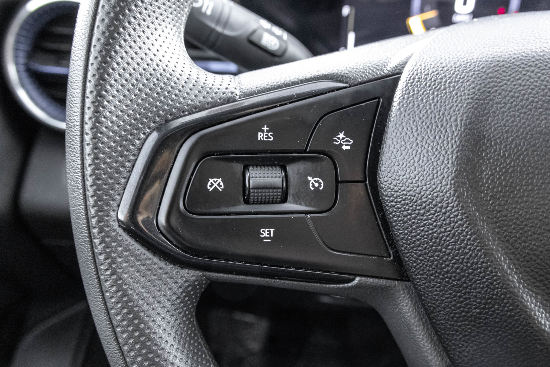 Used 2025 Chevrolet Trax LT FWD image 23