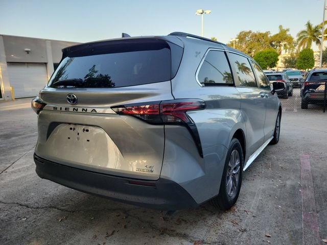 Used 2021 Toyota Sienna LE FWD image 4