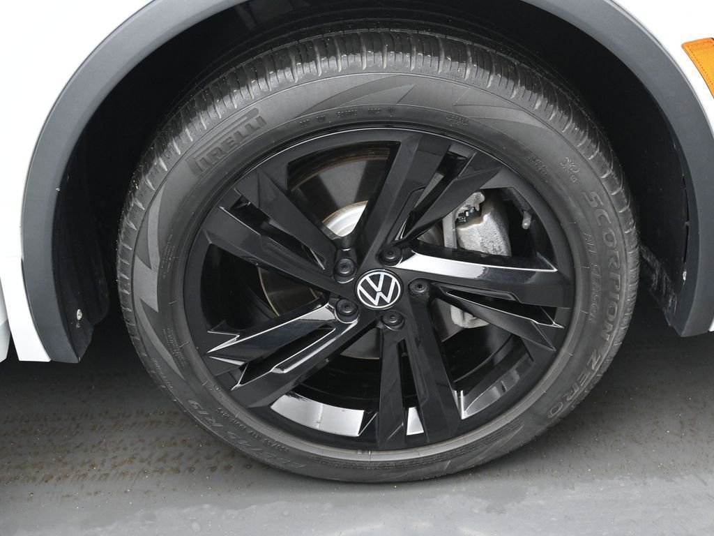 Used 2023 Volkswagen Tiguan SE R-Line image 38