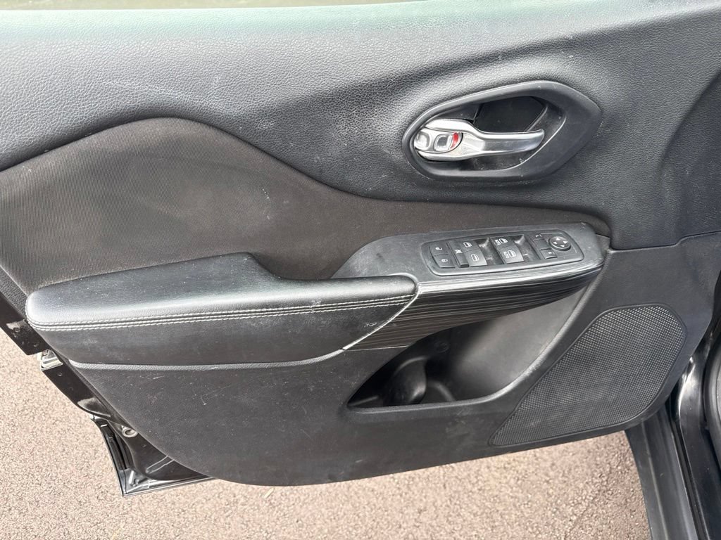 Used 2017 Jeep Cherokee Latitude AWD/4WD image 13