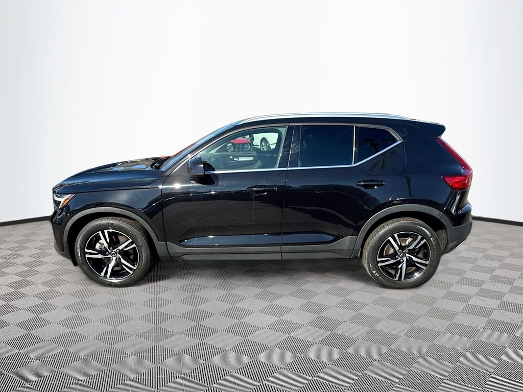 Used 2023 Volvo XC40 B5 Plus image 9