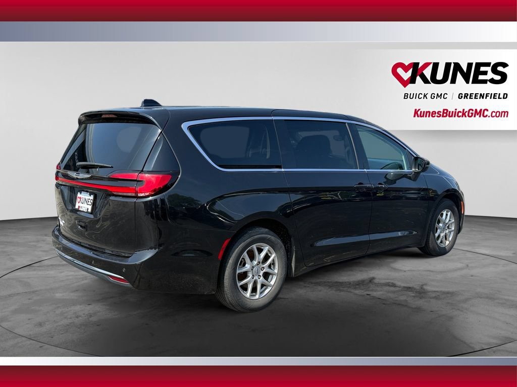 Used 2023 Chrysler Pacifica Touring-L FWD image 9