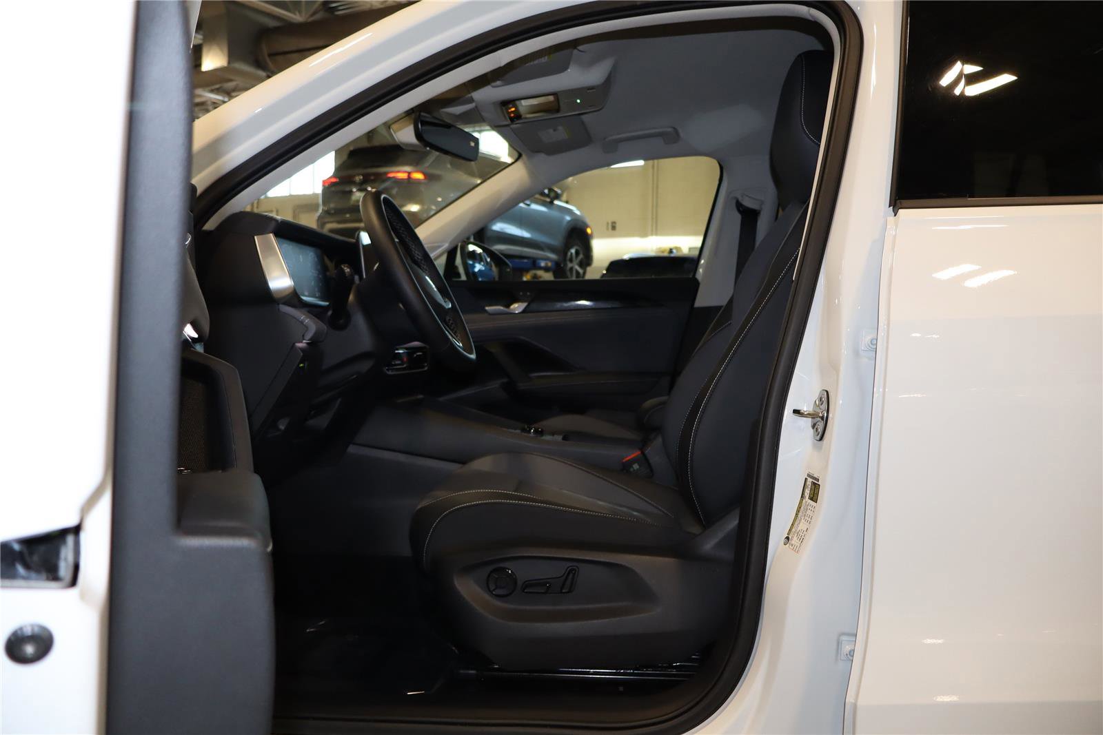 Used 2025 Volkswagen Tiguan SE image 12