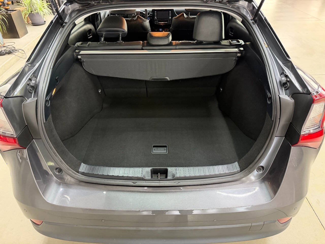 Used 2020 Toyota Prius XLE FWD image 9