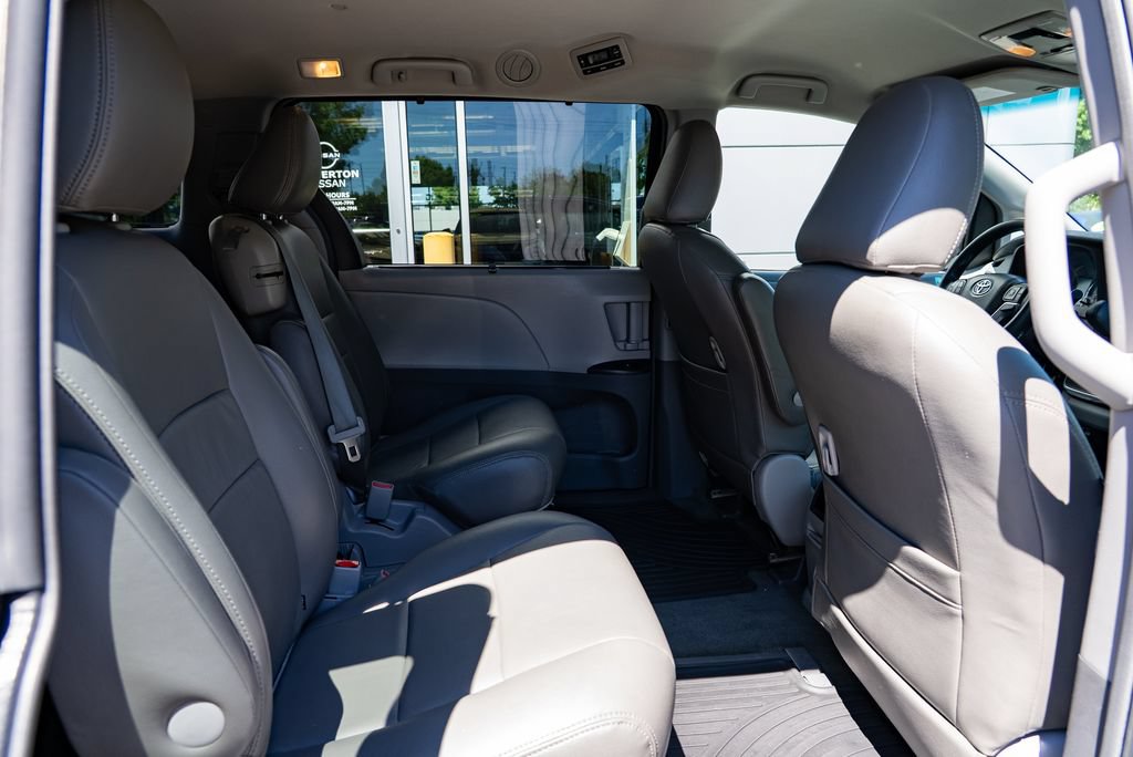 Used 2015 Toyota Sienna LE FWD image 24