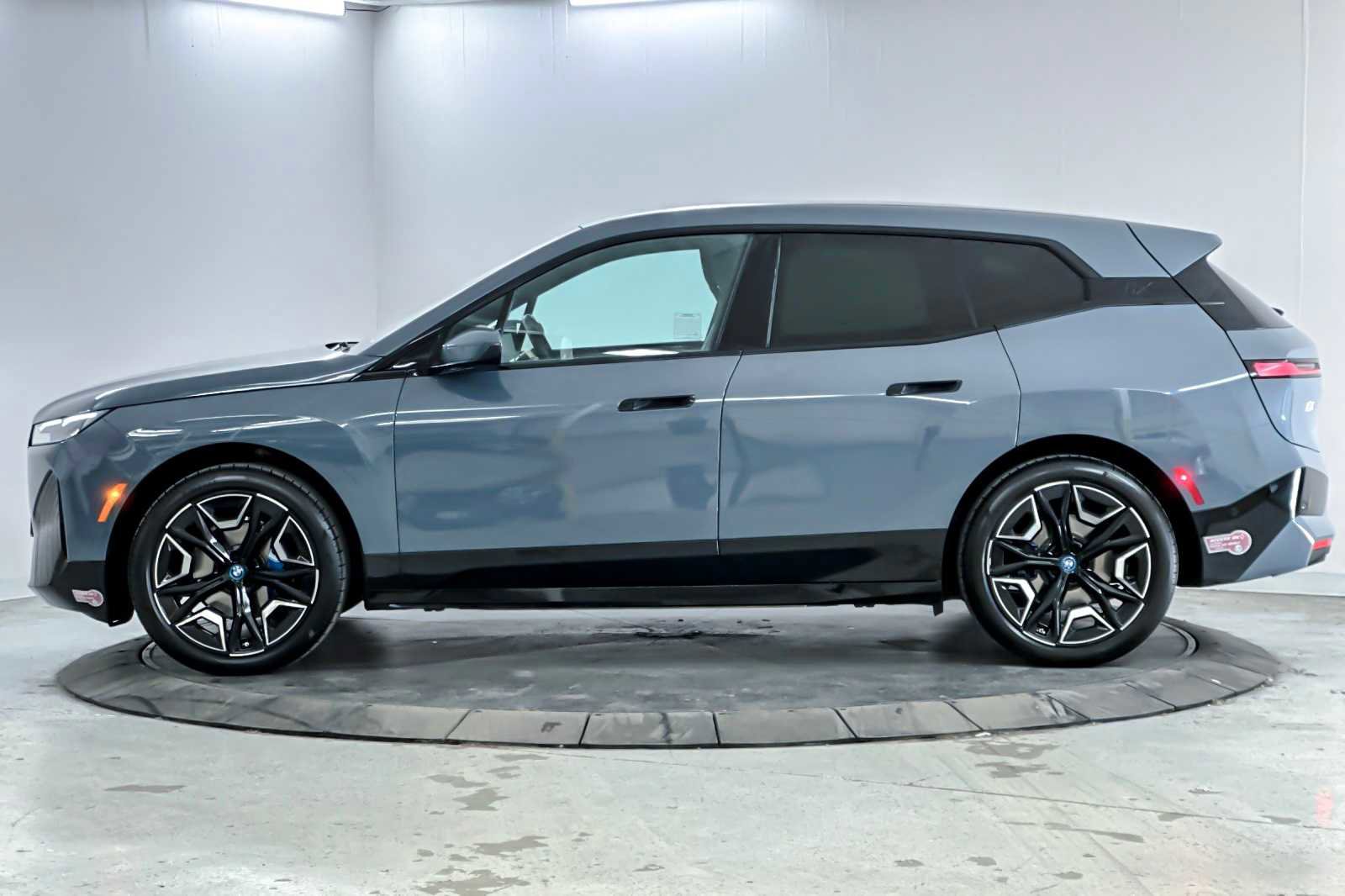 Used 2023 BMW iX xDrive50 w/ Sport Package image 5