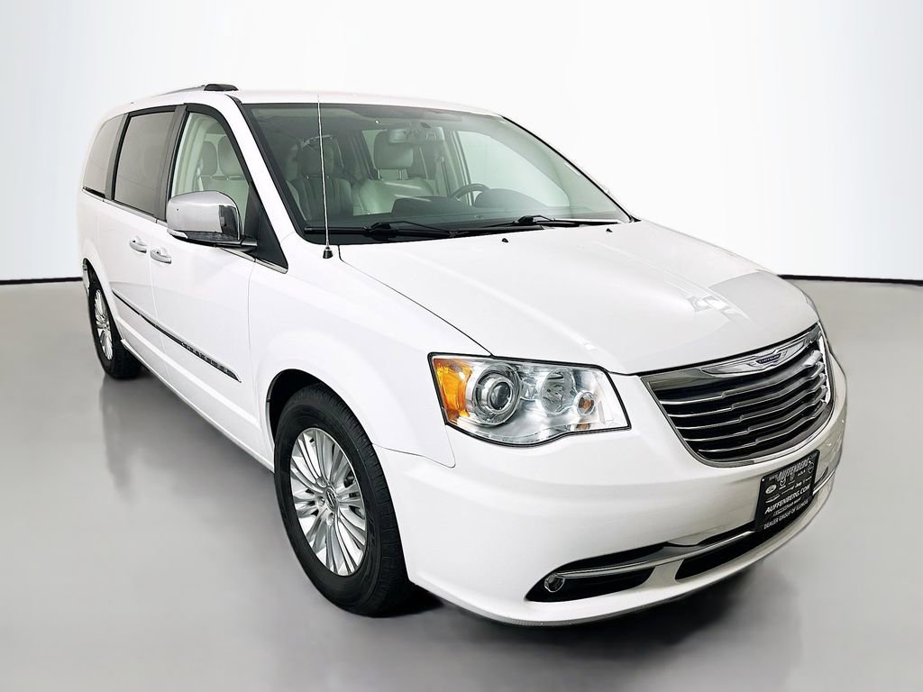 Used 2014 Chrysler Town & Country Limited image 1