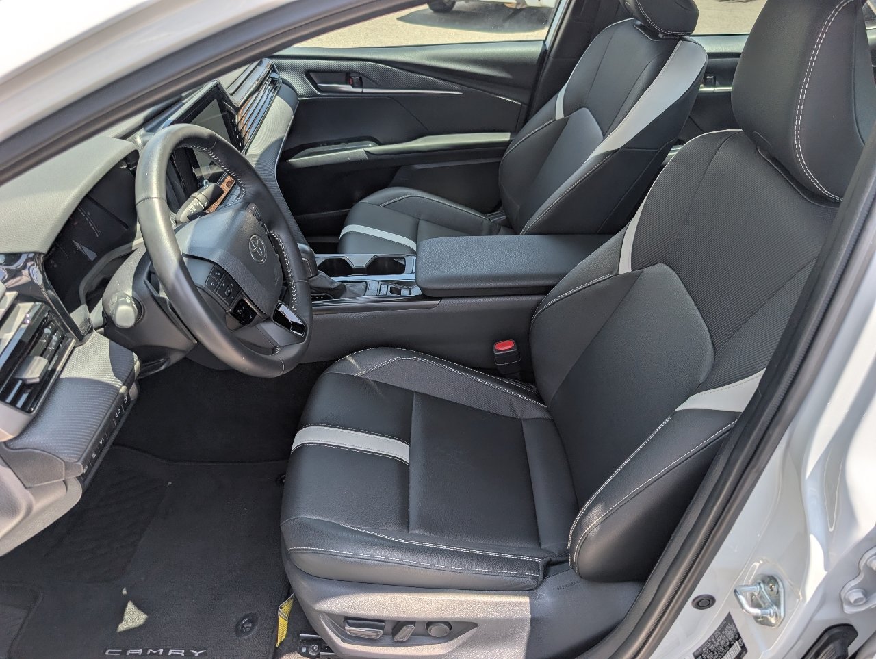 Used 2025 Toyota Camry SE w/ Convenience Package FWD image 2