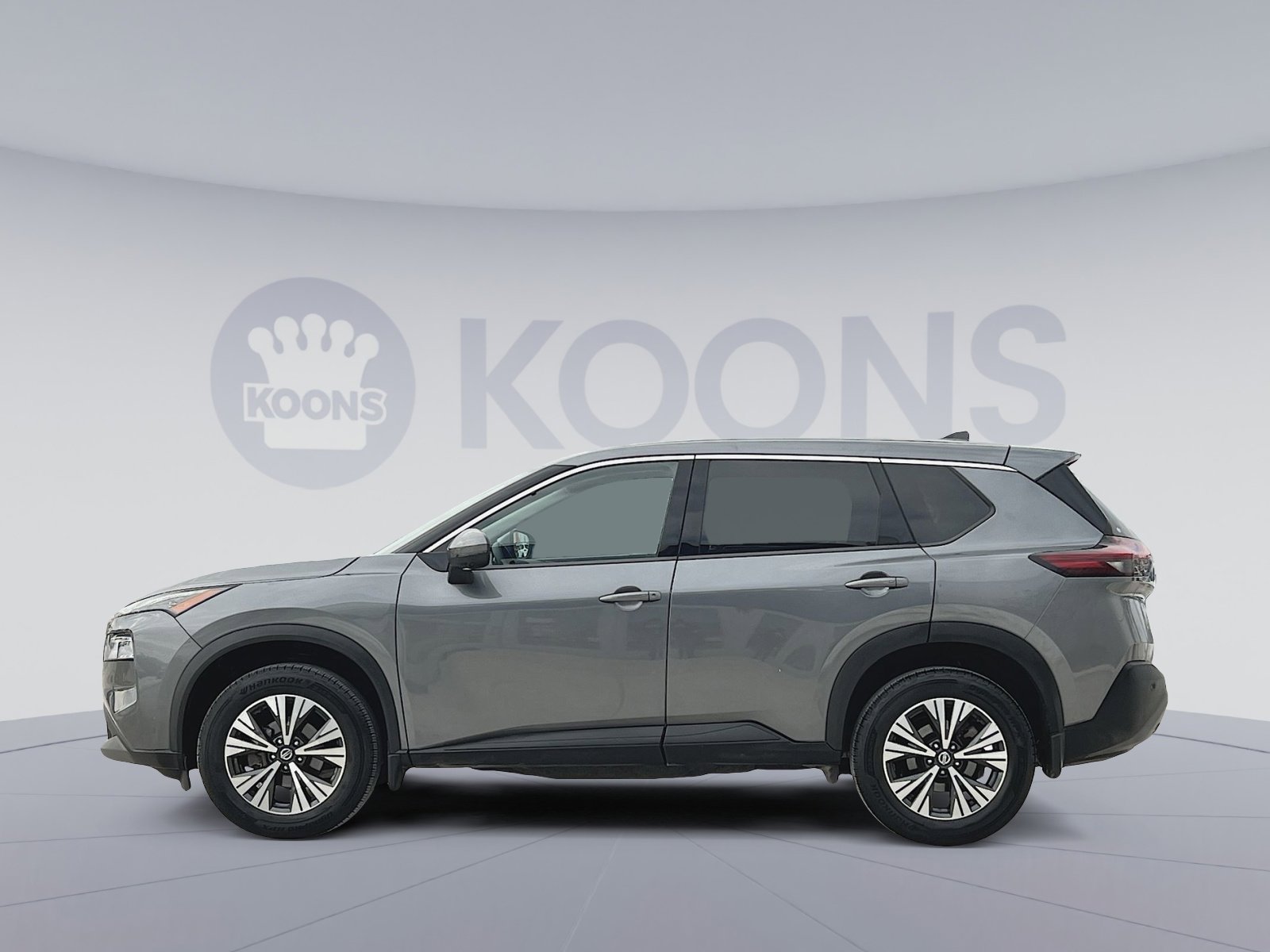 Used 2021 Nissan Rogue SV image 2