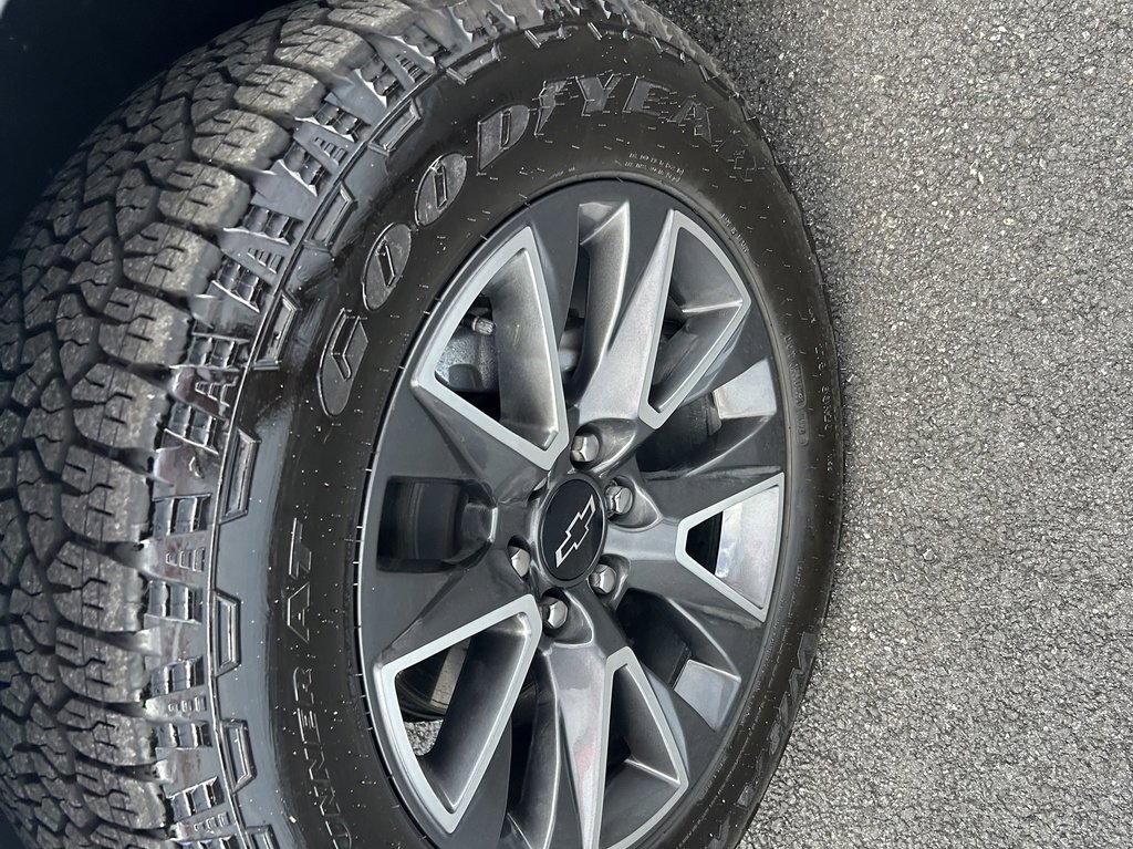 Used 2023 Chevrolet Suburban Z71 w/ Luxury Package image 25