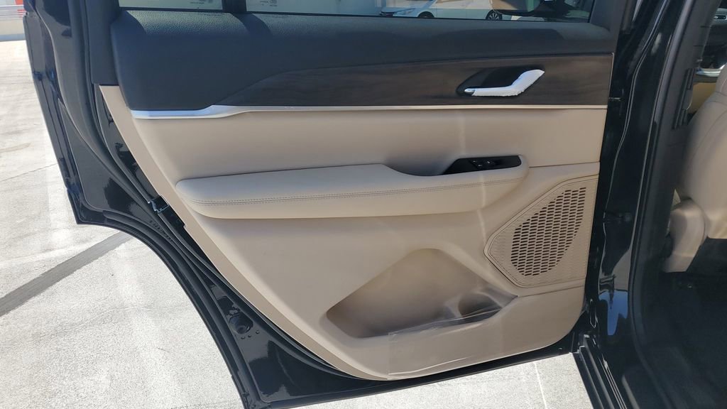 New 2025 Jeep Grand Cherokee L Limited w/ Black Appearance Package image 17