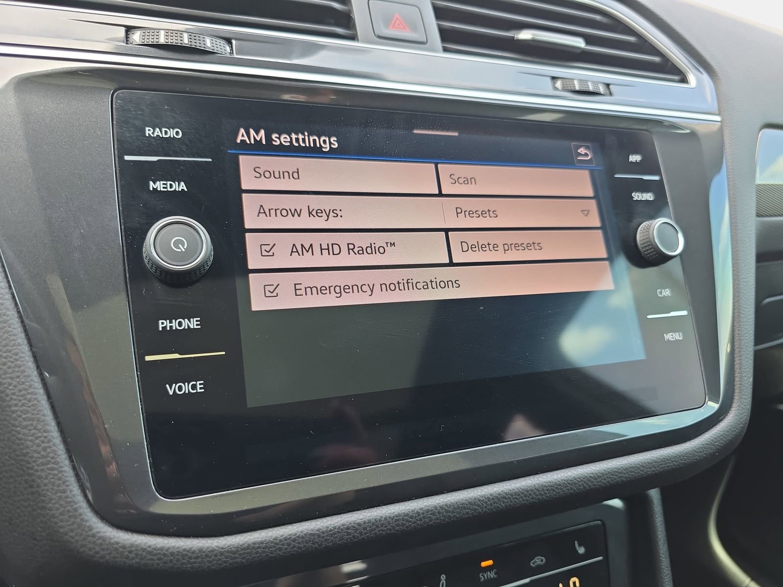 Used 2024 Volkswagen Tiguan SE w/ Panoramic Sunroof Package FWD image 23