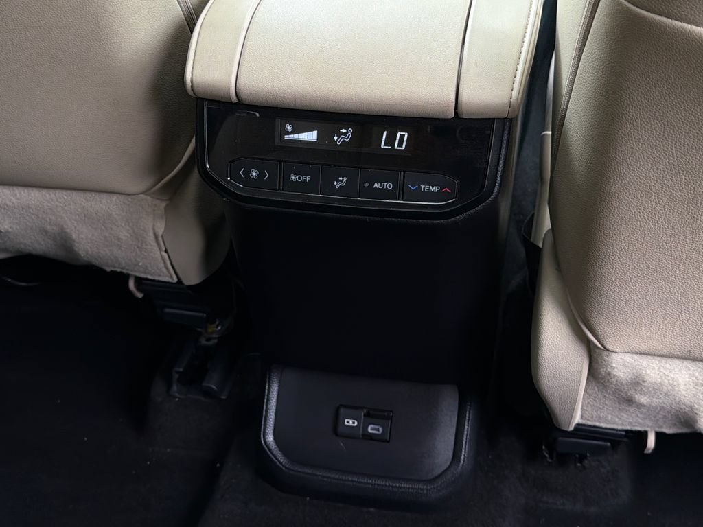 Used 2023 Toyota Highlander XLE AWD/4WD image 19