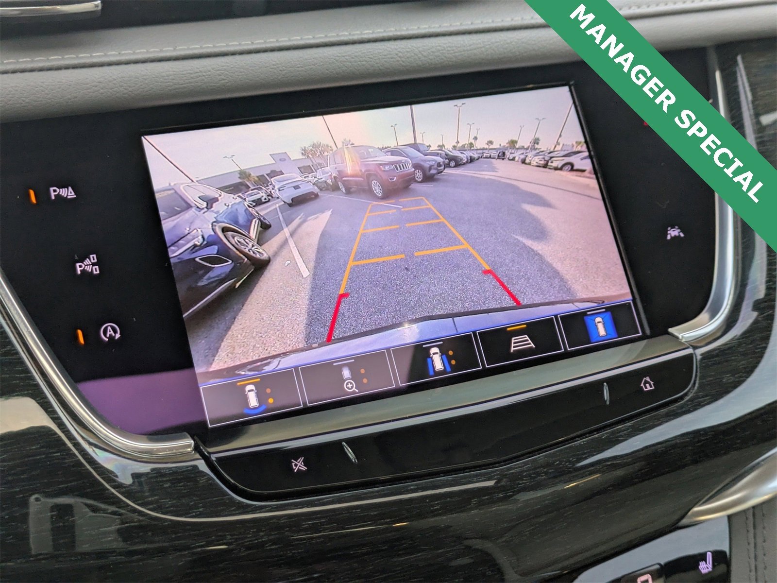 Used 2022 Cadillac XT6 Premium Luxury w/ Technology Package image 27