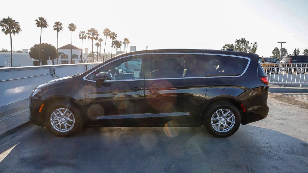 New 2027 Chrysler Pacifica Select FWD image 14