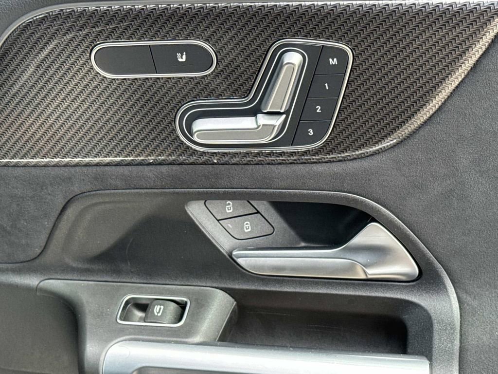 Used 2025 Mercedes-Benz GLB 250 image 15