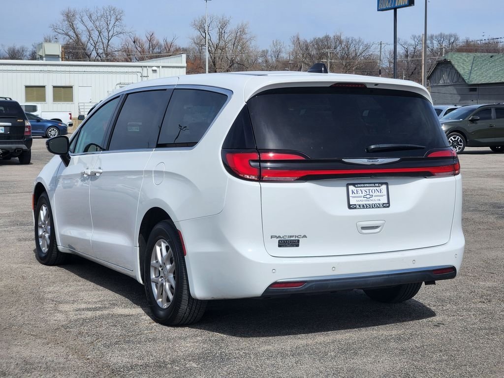 Used 2024 Chrysler Pacifica Touring-L image 7