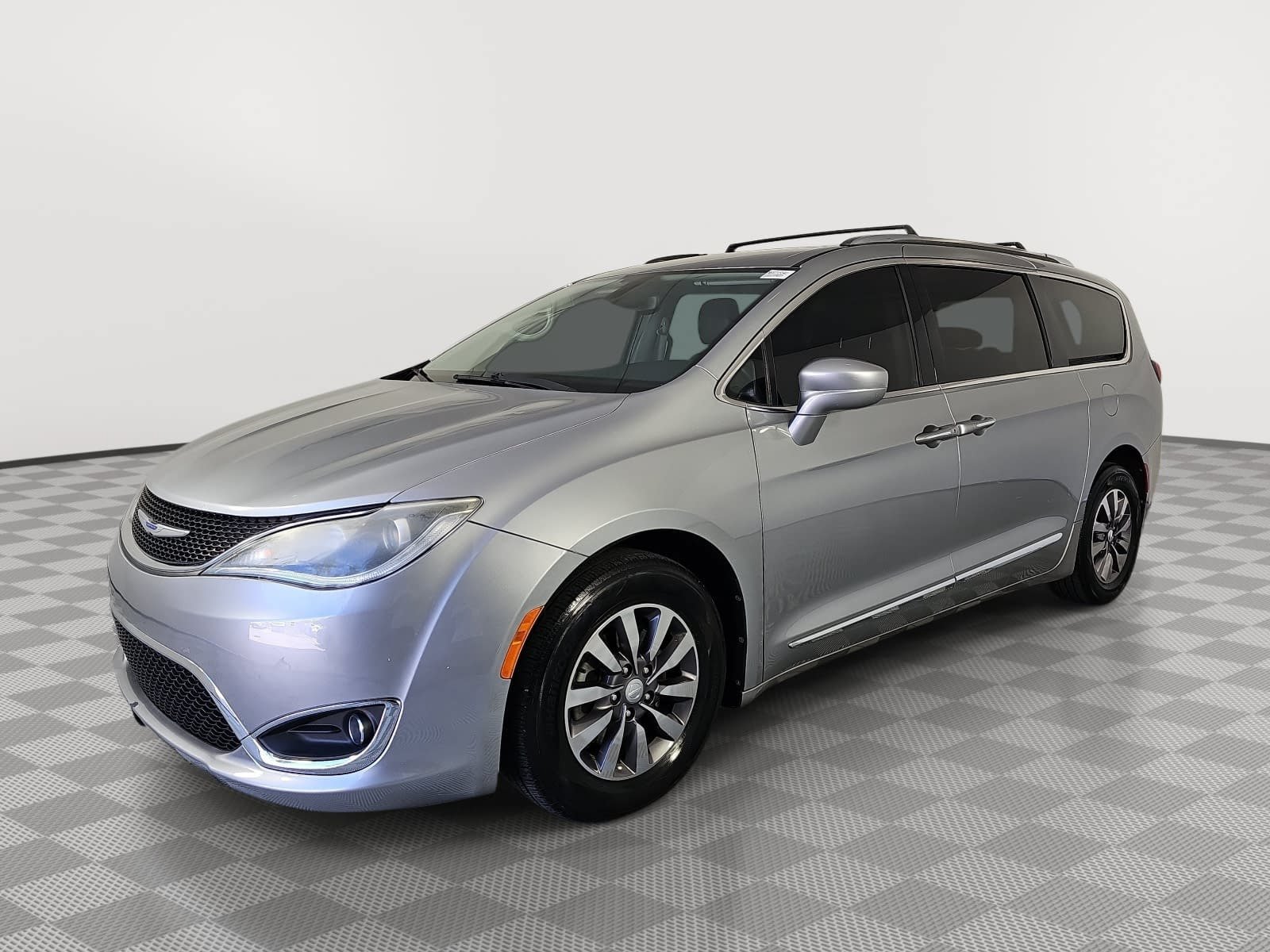 Used 2019 Chrysler Pacifica Touring-L Plus FWD image 4