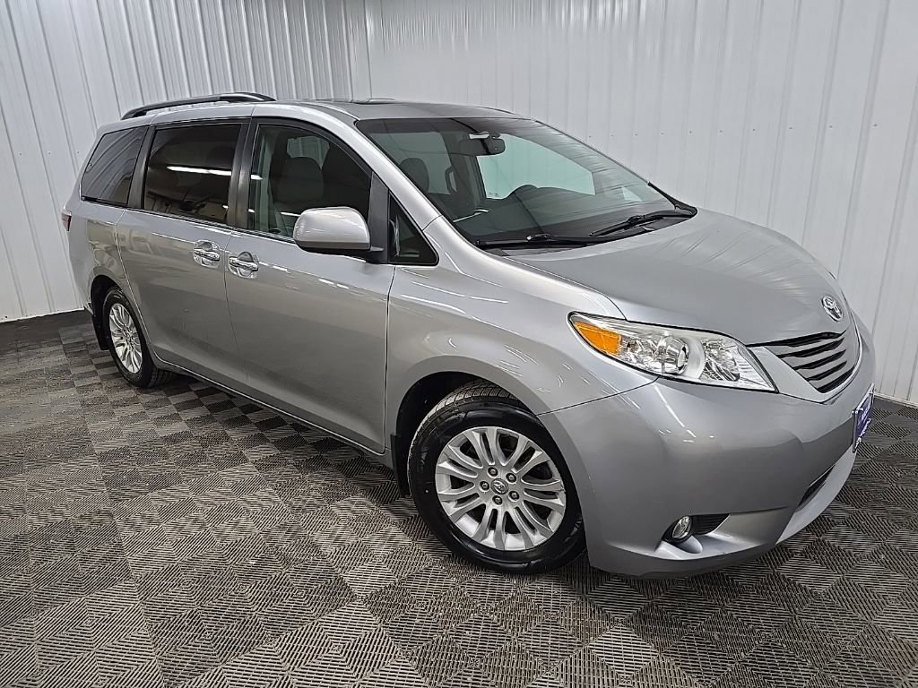 Used 2017 Toyota Sienna XLE w/ XLE Navigation Package image 7