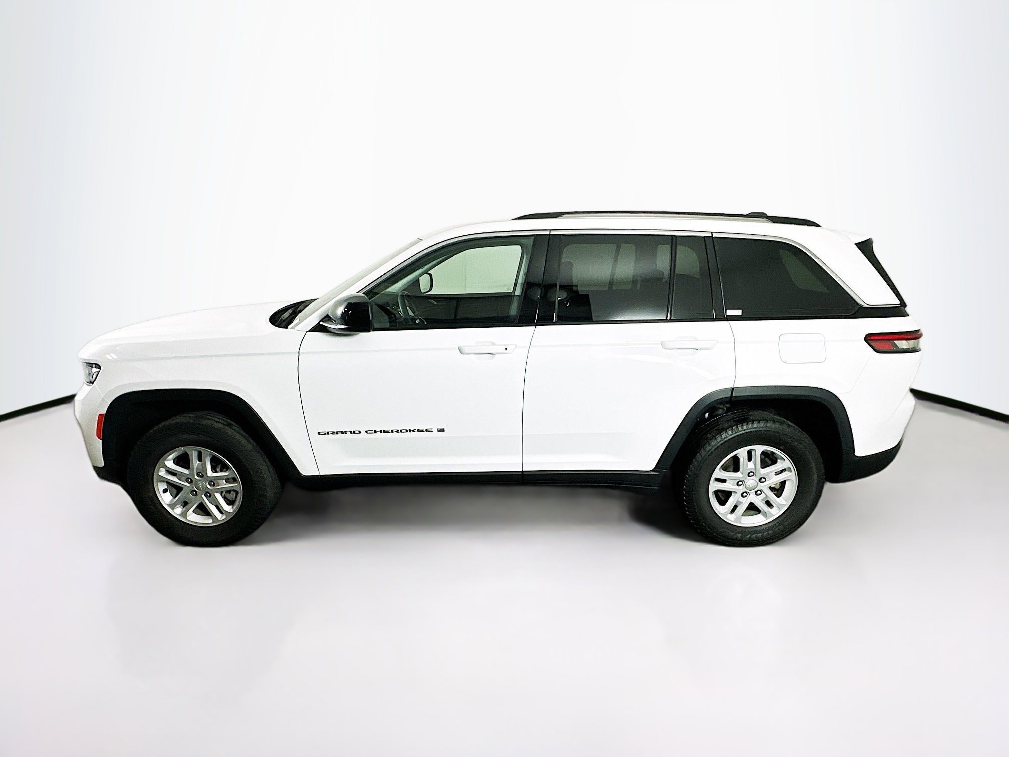 Used 2023 Jeep Grand Cherokee Laredo AWD/4WD image 4