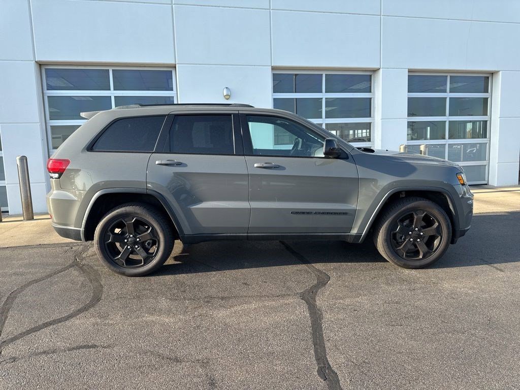 Used 2019 Jeep Grand Cherokee Laredo AWD/4WD image 3