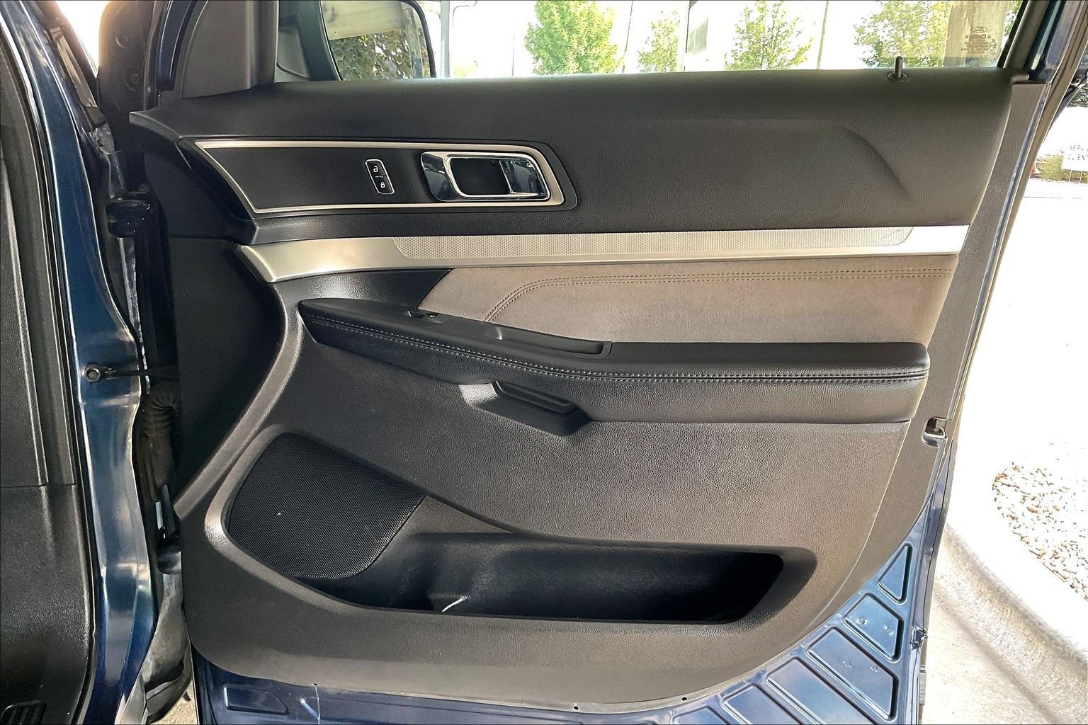 Used 2017 Ford Explorer XLT w/ Equipment Group 202A AWD/4WD image 25