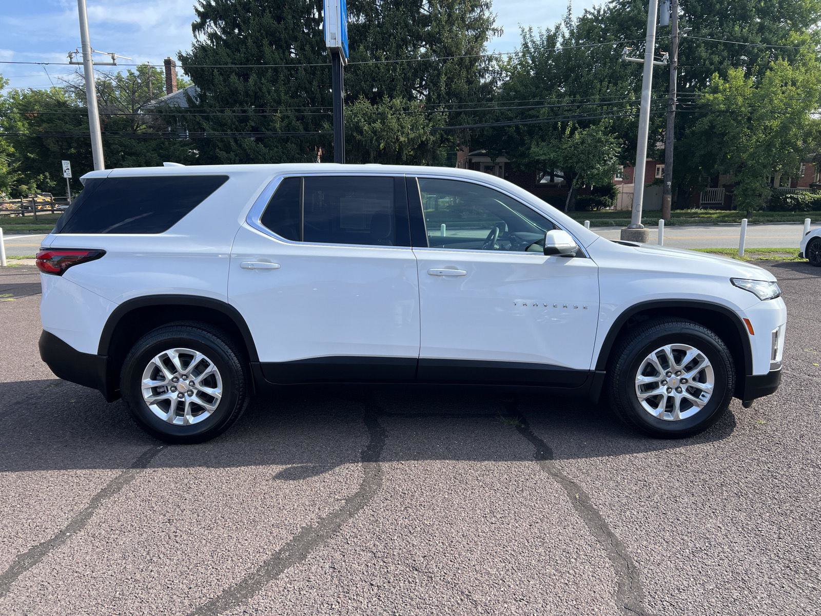 Used 2023 Chevrolet Traverse LS w/ Safety Package AWD/4WD image 8