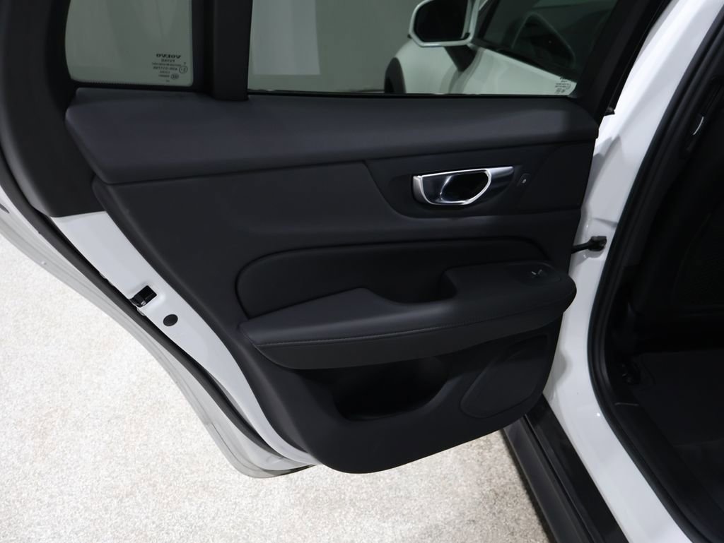 Used 2025 Volvo V60 B5 Cross Country Plus image 19