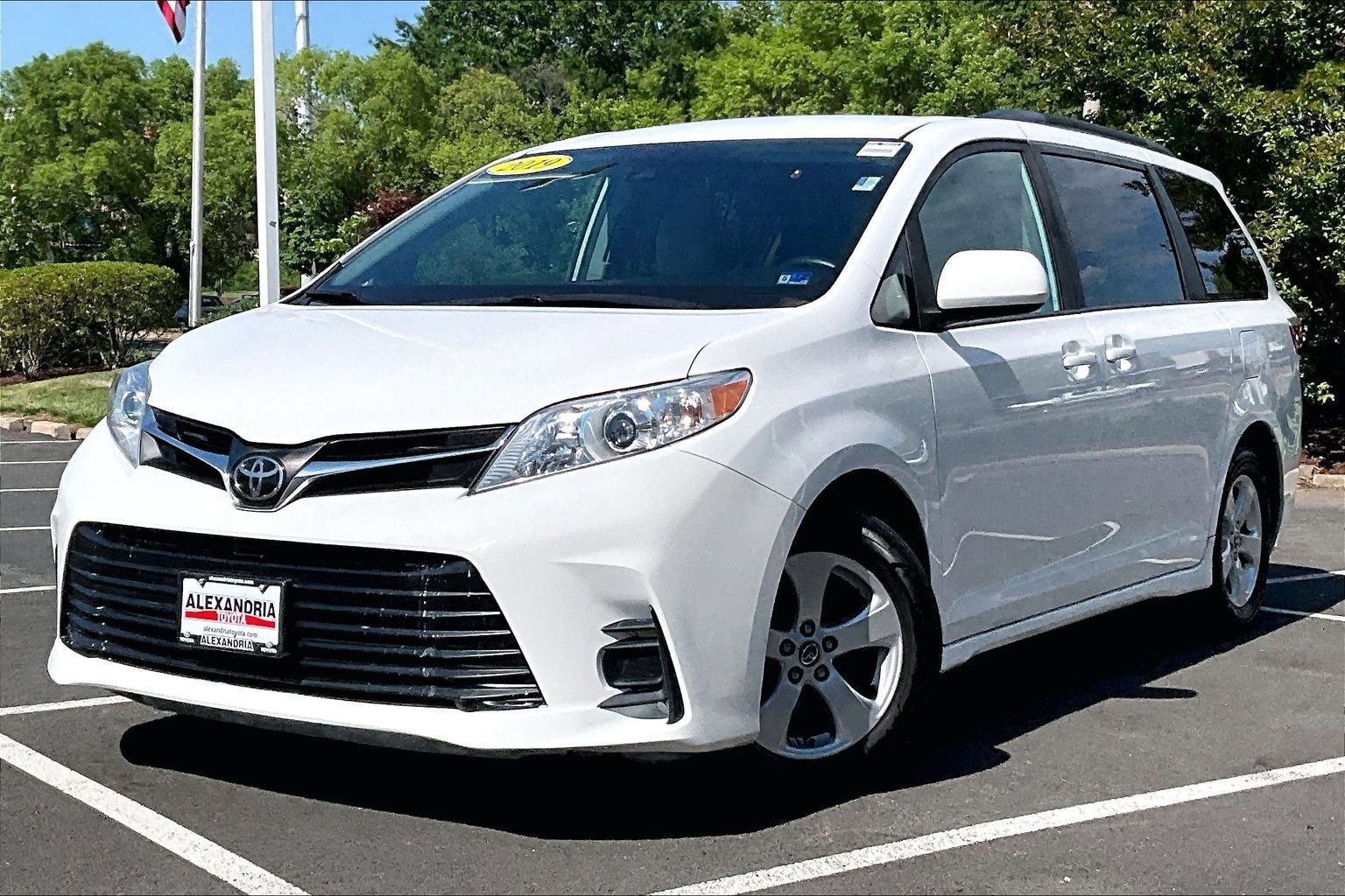 Used 2019 Toyota Sienna LE FWD image 1