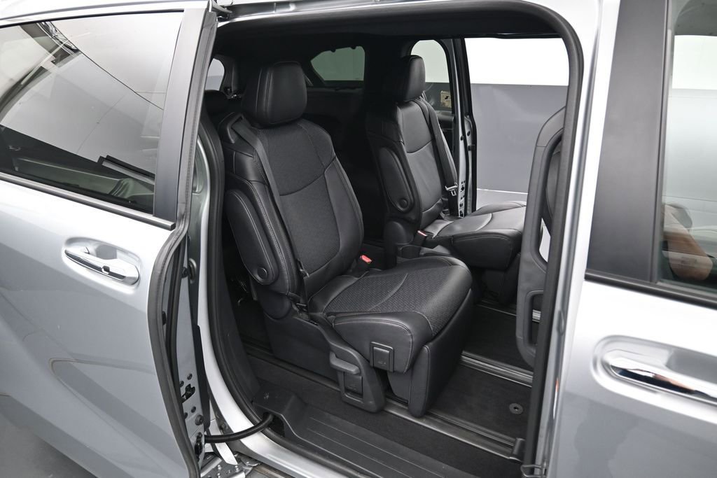 Used 2025 Toyota Sienna Limited AWD/4WD image 37