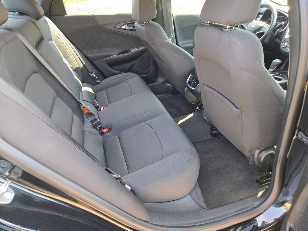 Used 2017 Chevrolet Malibu LT FWD image 9