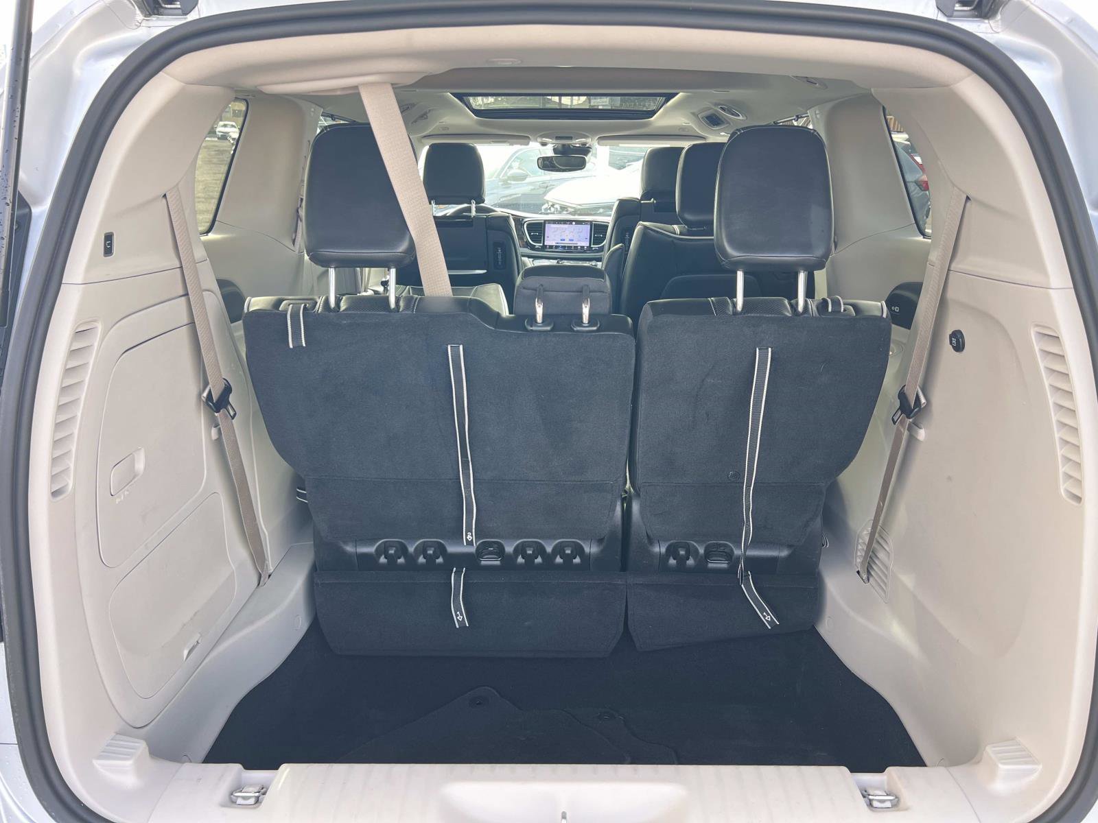 Used 2022 Chrysler Pacifica Limited w/ Uconnect Theater Family Group image 27