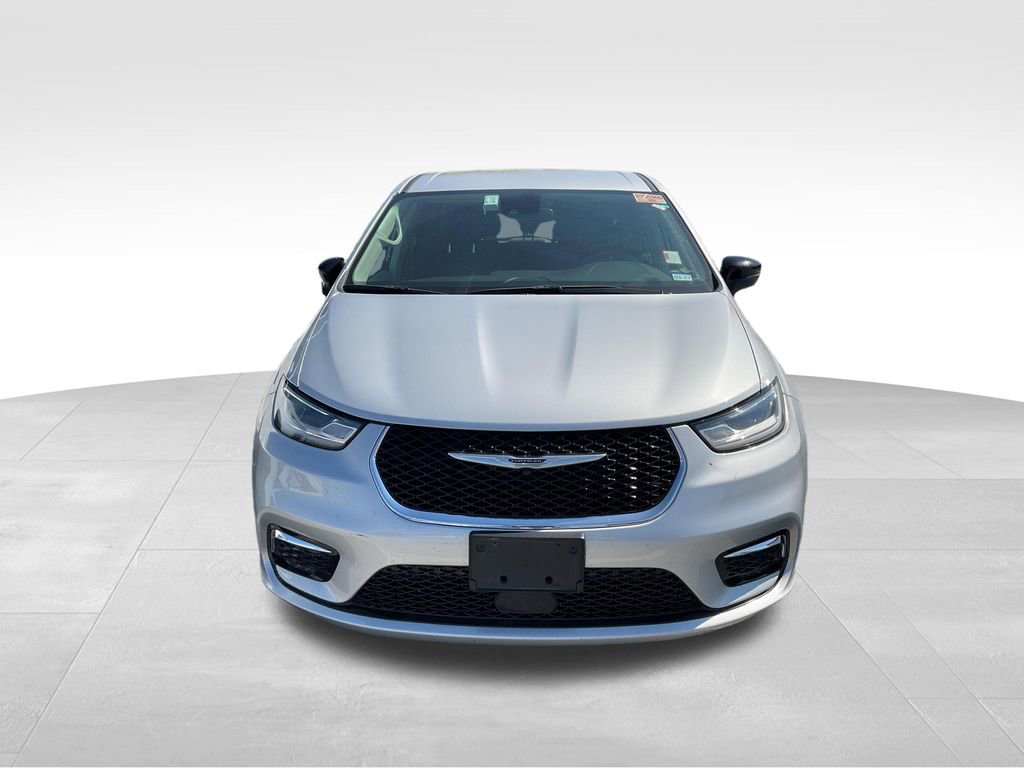 Used 2024 Chrysler Pacifica Touring-L FWD image 3